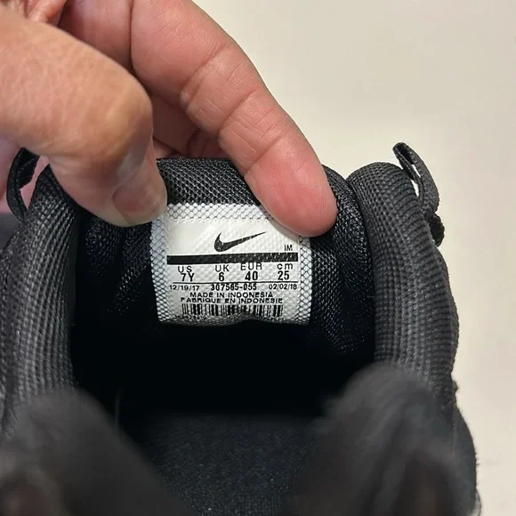 2018 Air Max 95 GS 'Triple Black' - Picture 10 of 10